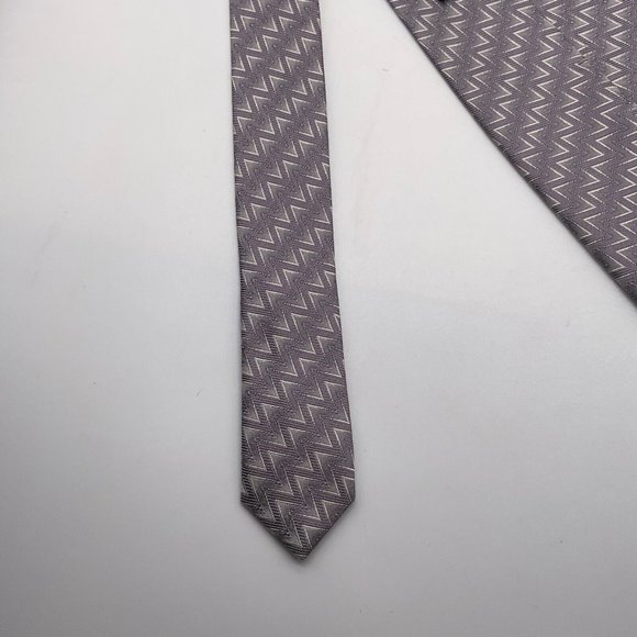 Van Heusen Men's 100% Silk Neck Tie ZigZag Pattern Silver Gray/Purplish Hues - Picture 2 of 5